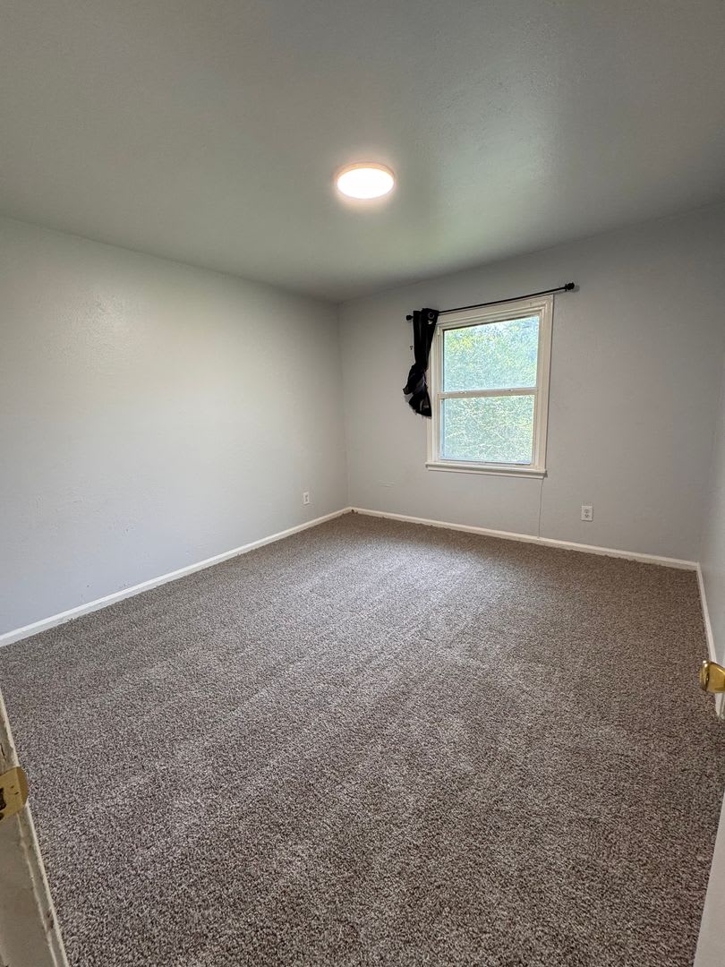 3 Bedroom Home Large Yard – photo 3
