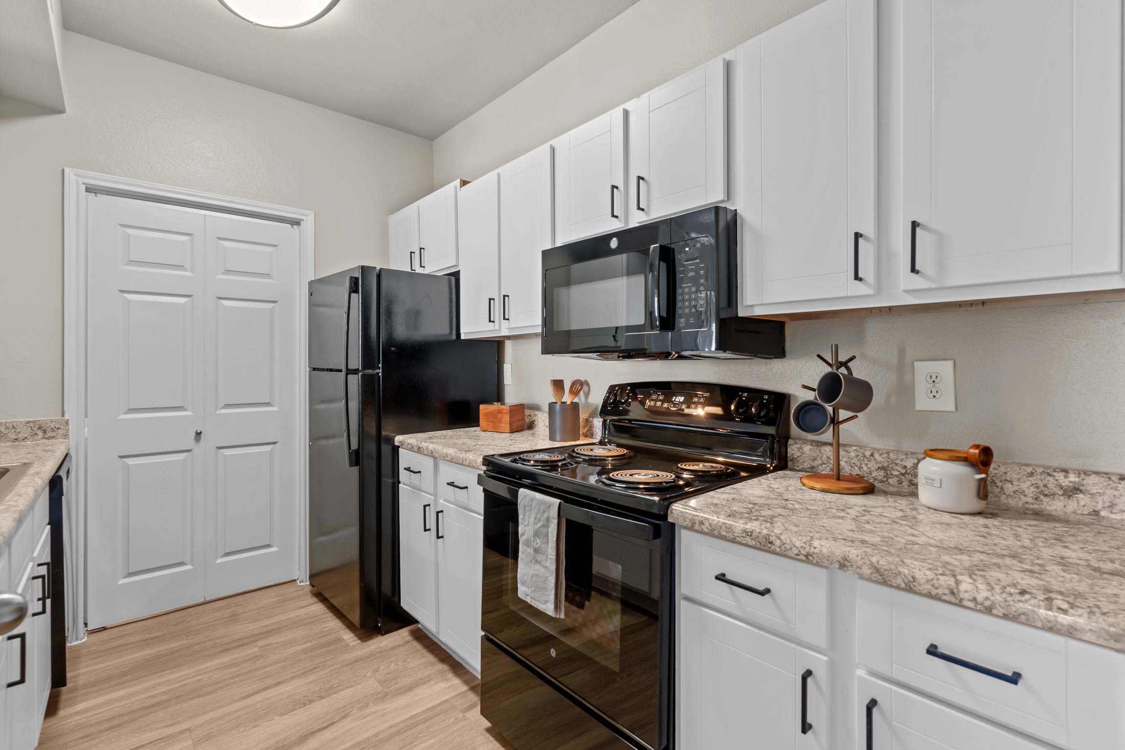 Westshore Colony Apartments – photo 4