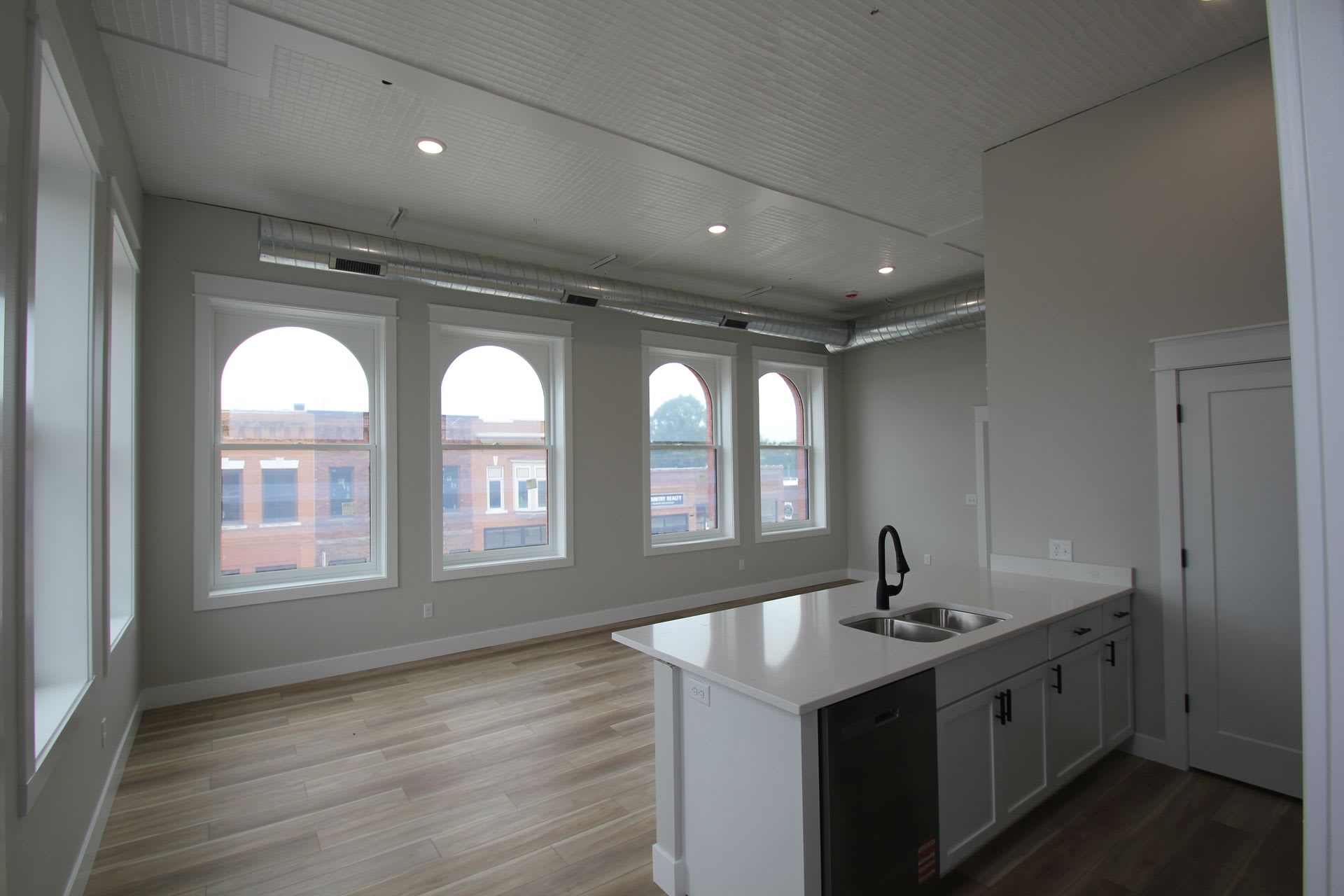 Beautifully Remodeled Apartments – photo 3