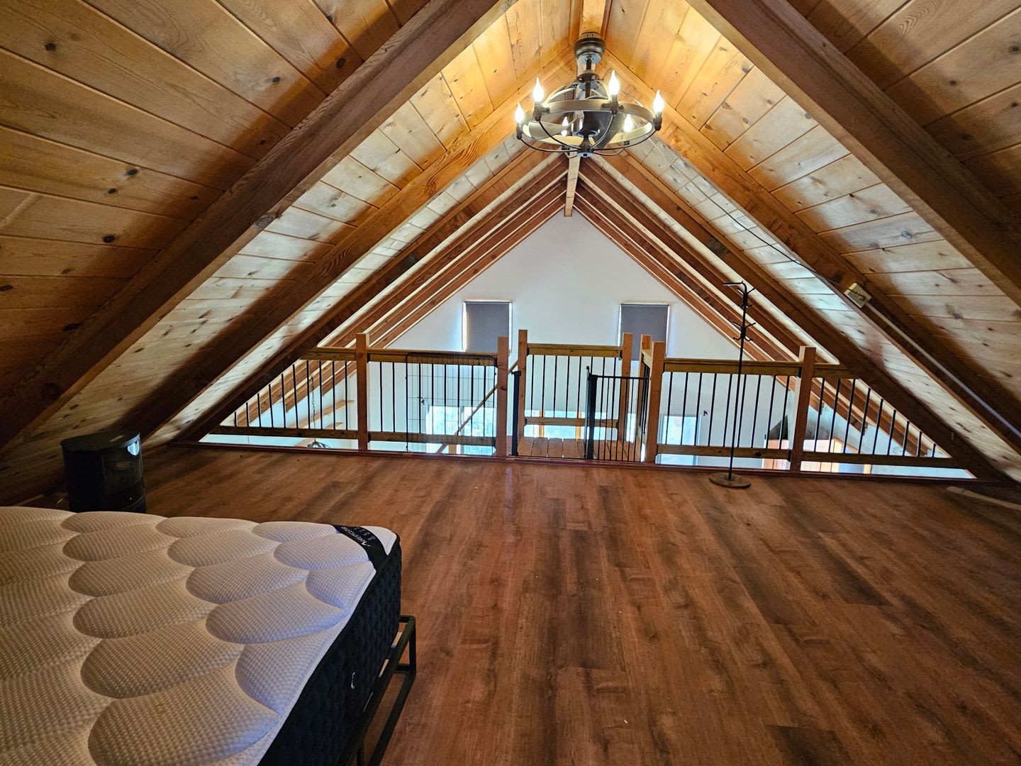 Pinon Pines-Cozy 1-Bedroom with loft Cabin Retreat with Scenic Views – photo 3