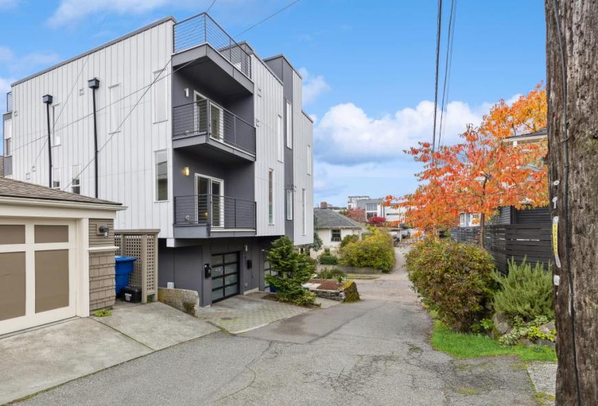 1017 W. Crockett St. – photo 1