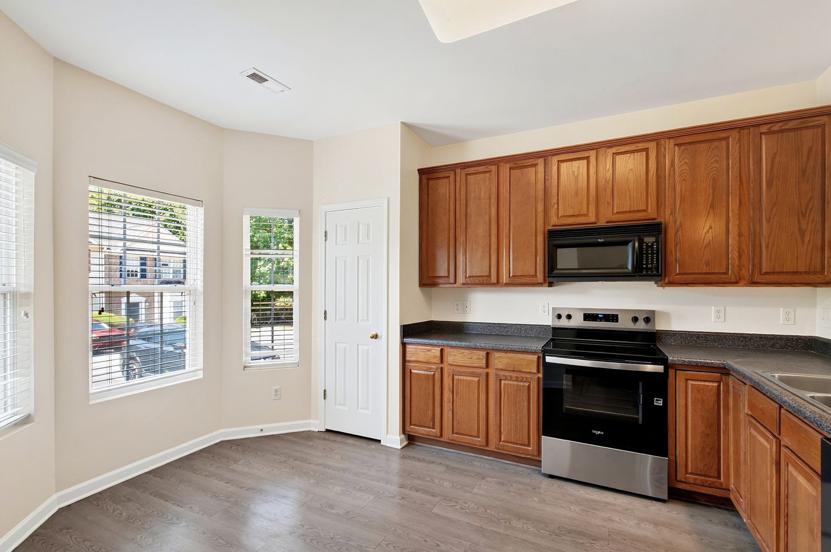 Charming 3BR Townhome in Fantastic Apex Location! – photo 5