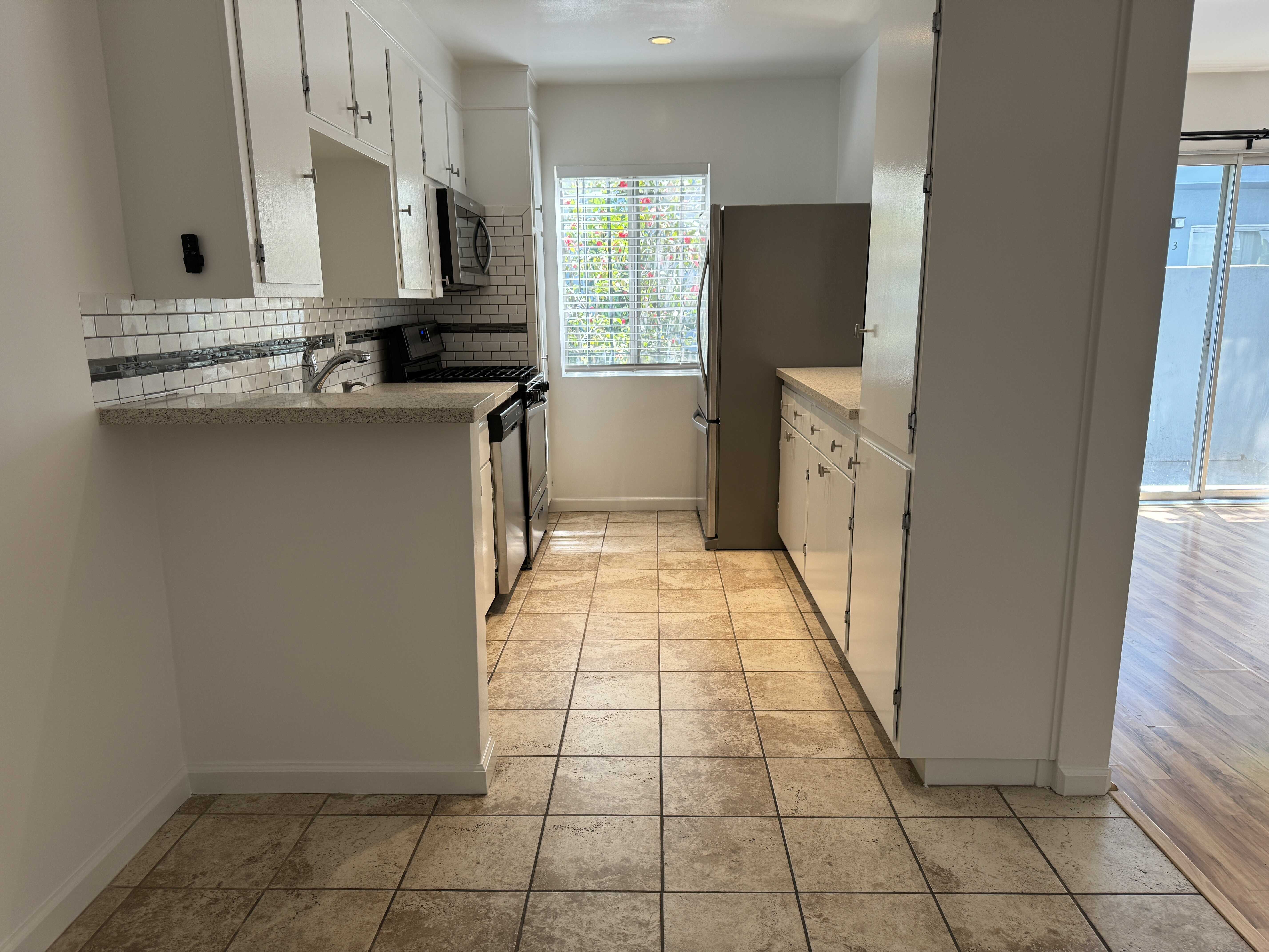 735 North Sycamore Avenue – photo 1