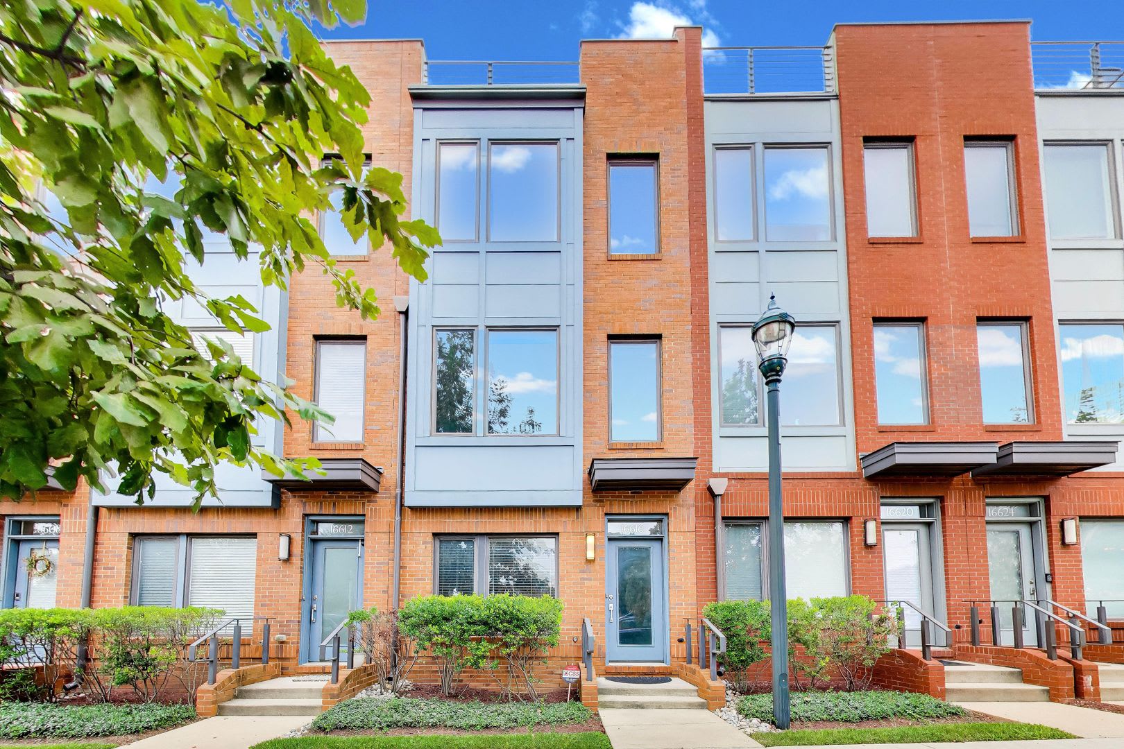 3 bed + 3.5 BA Beautiful "near new" TH w/ Roof Top Deck – photo 2