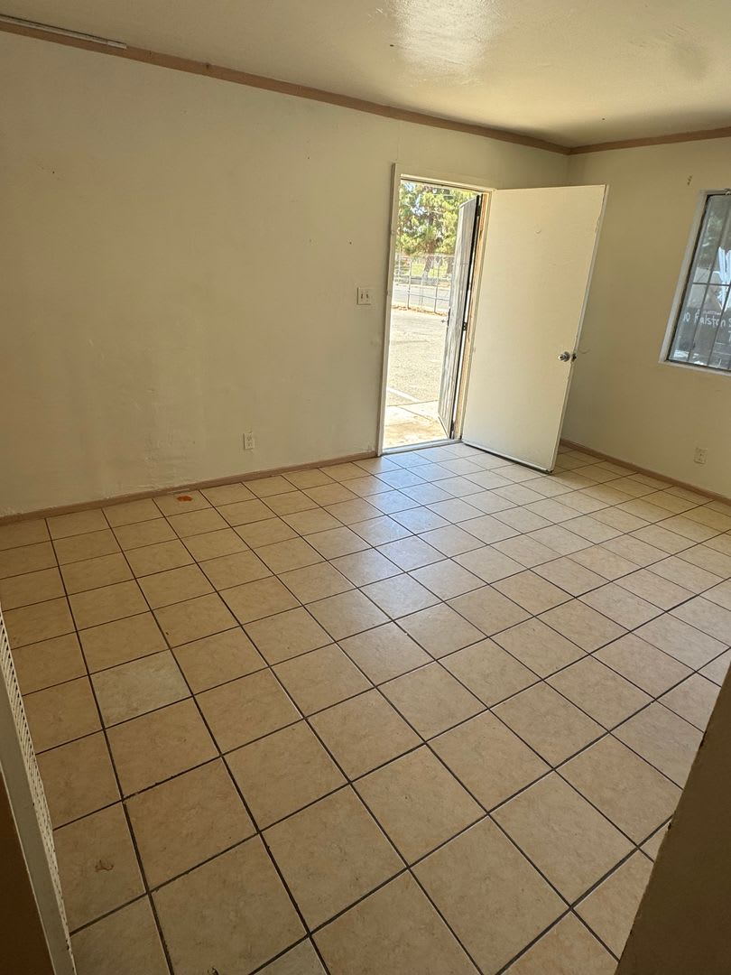 Enjoy this 2 bed/1 bath apartment – photo 5