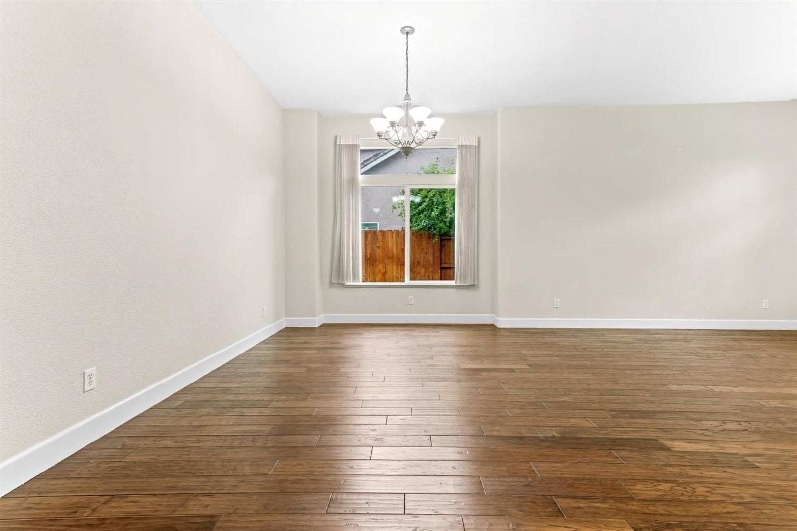 Stunning home in desirable Turlock Neighborhood – photo 5