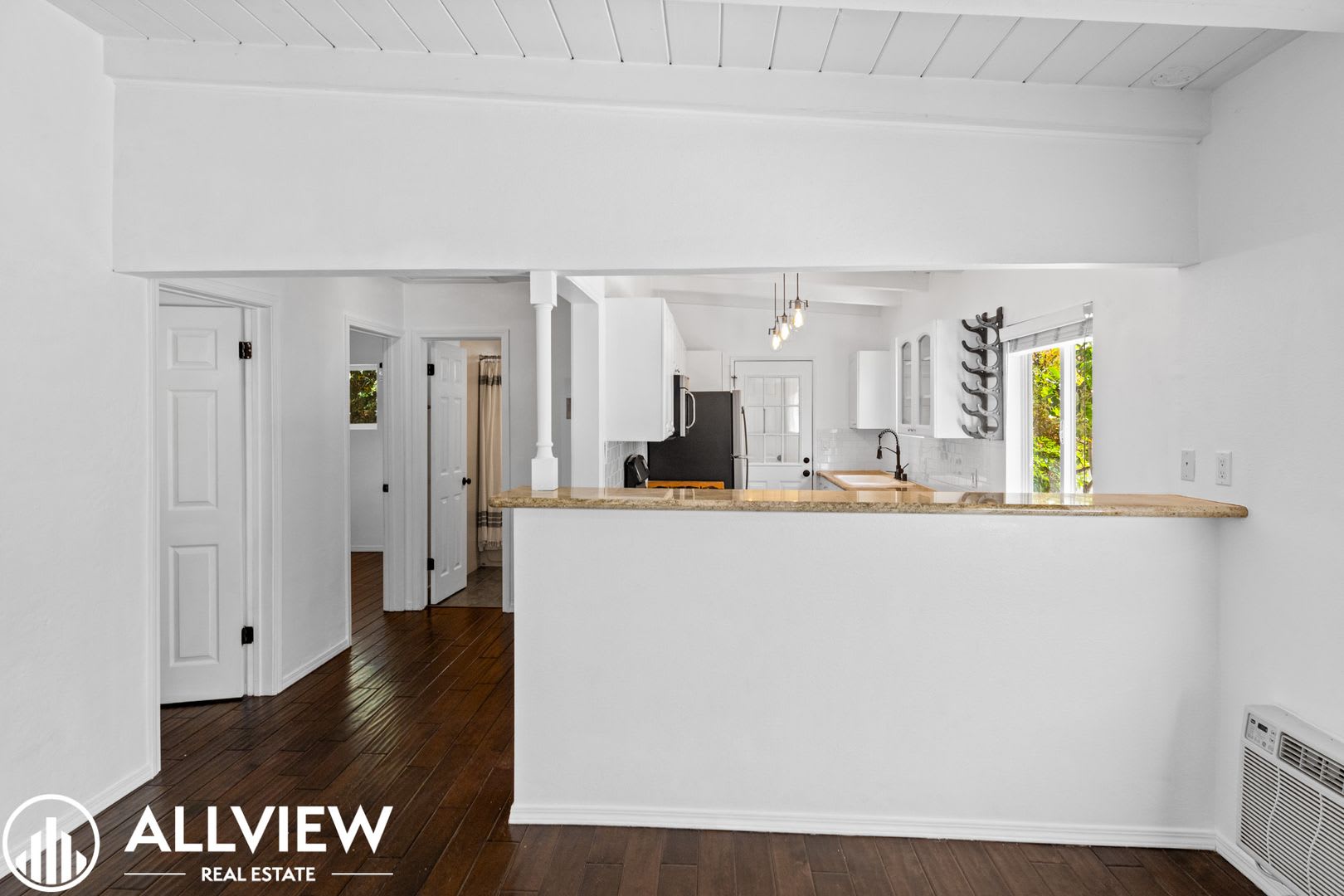Gorgeous 2 Bed, 2 Bath Front House Available in Eastside! – photo 2
