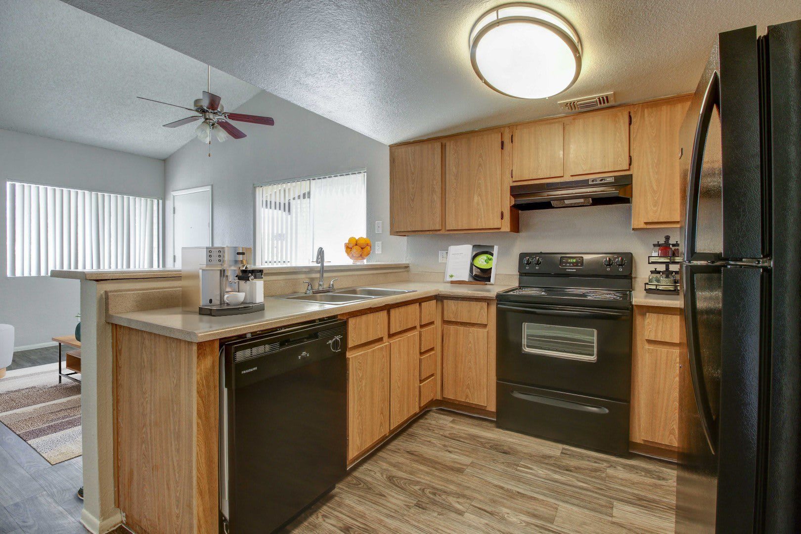 Las Brisas Apartments – photo 2