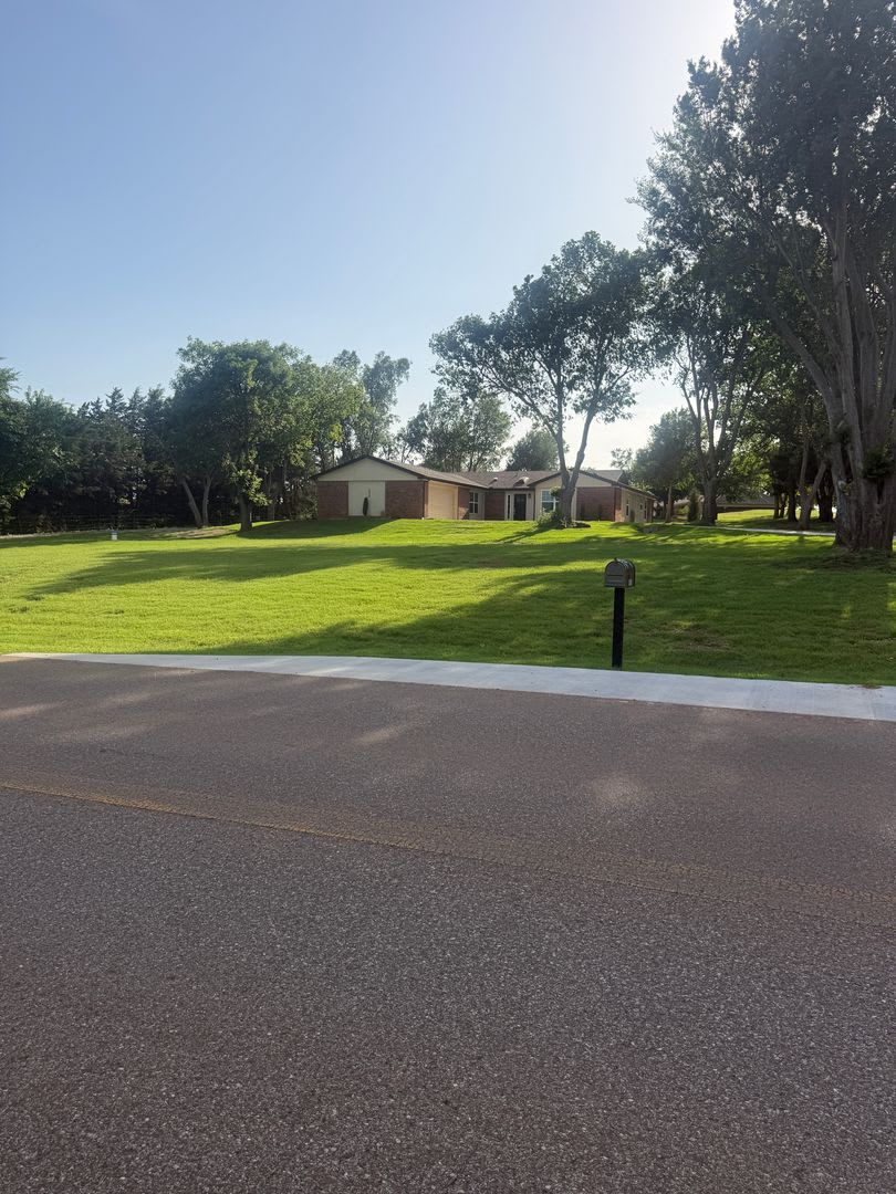 Beautiful Home On 1 25 Acres In Edmond For Lease – photo 3