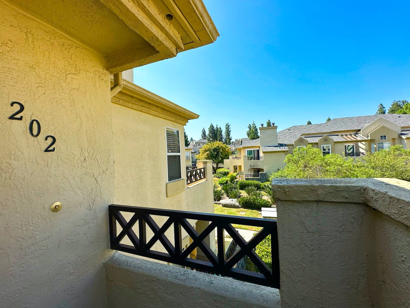 Lovely Spacious Eastlake Condo – photo 4