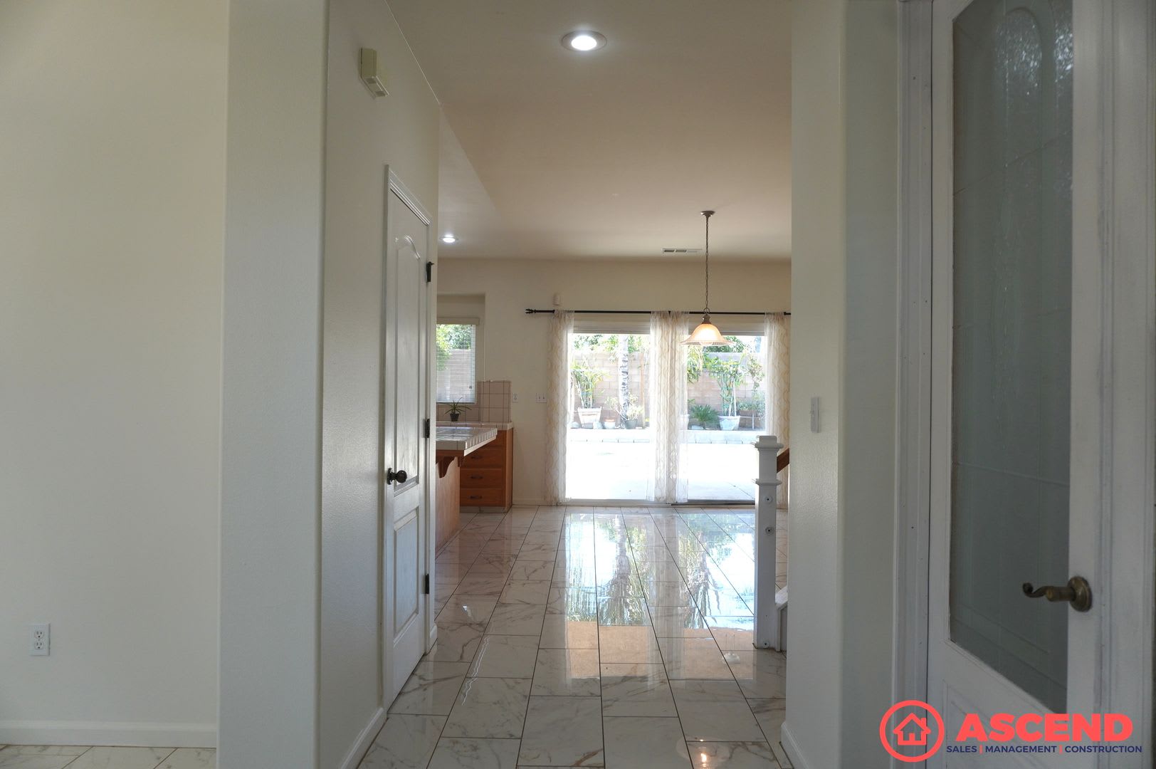 Move-In Special! Deposit Moves You In! Beautiful 5-Bedroom Home with Fireplace & Garage in Delano – photo 3