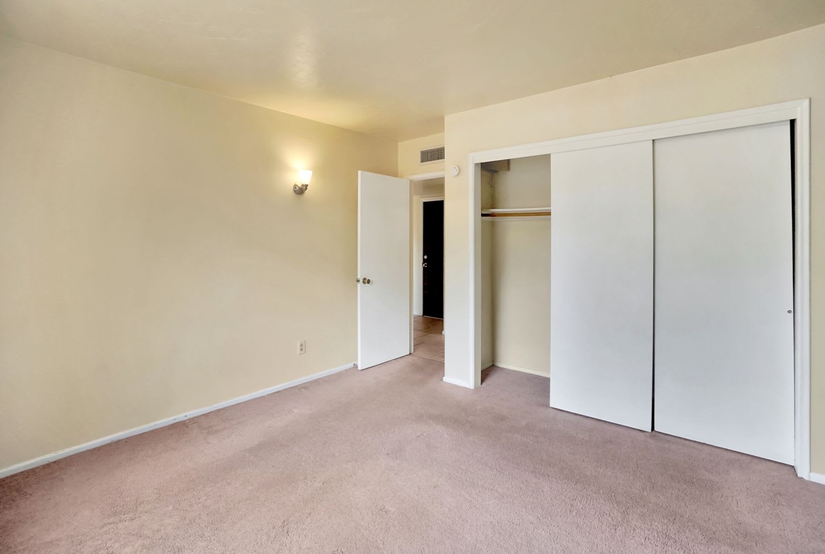Midtown Sanctuary: Bright 2BR Home with Private Fenced Backyard – photo 4