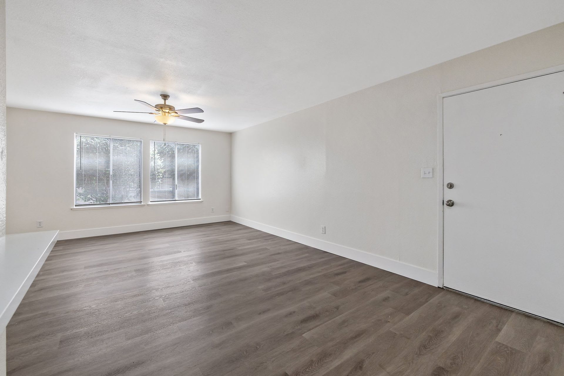 MOVE IN READY! 2 WEEKS OFF!! NO APP FEE! UPSTAIRS UNIT WITH BALCONY! – photo 2