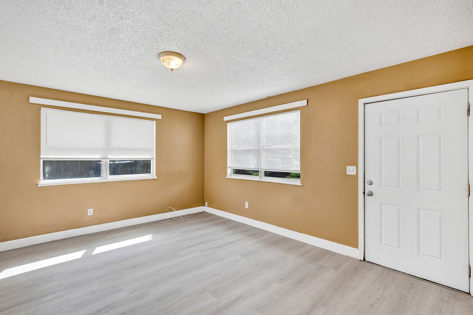 Affordable 2-Bedroom Home with spacious yard – photo 4