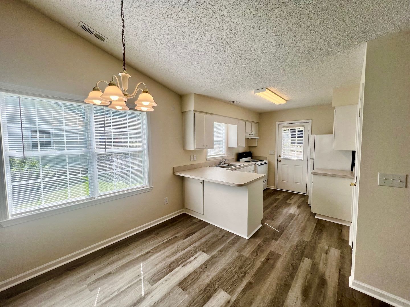Charming Renovated Home in Forest Park – photo 2
