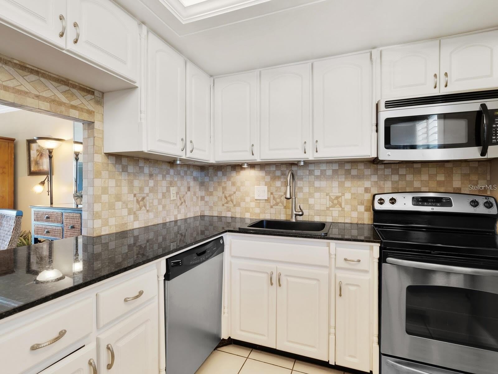 600 SUTTON Place – photo 5