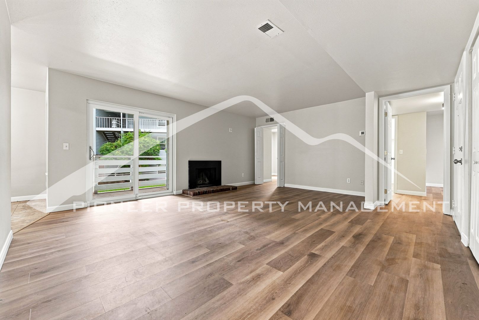 Spacious Condo with Central AC and Washer/Dryer – photo 4