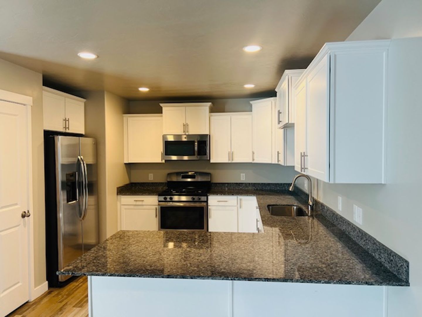 Beautiful home with central air and 2 car garage. – photo 2