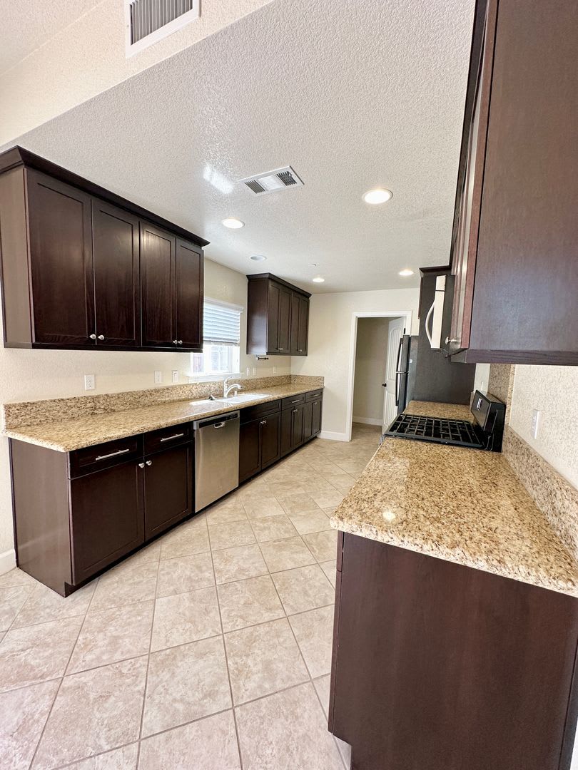 Oak Haven Village 3 Bedroom 2.5 Bath Single Family Home Available 9/11/2026 **DO NOT DISTURB TENANT** – photo 5