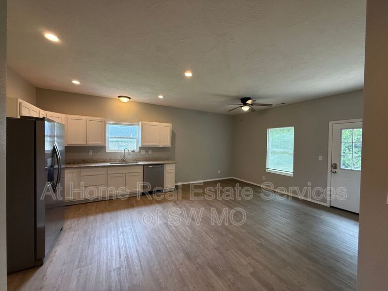 1080 S Mission Ave – photo 2