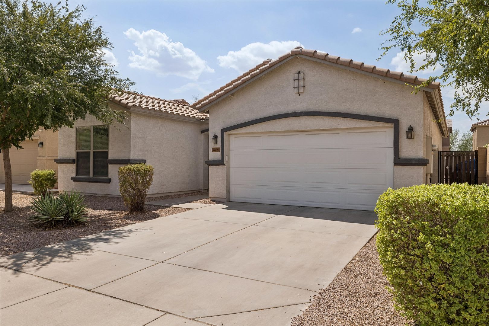 Great 3 Bedroom Split Floor Plan In Rogers Ranch 2 Car Garage Tile Except In Bedrooms All Appliances With Pantry Island And Good Storage Available Now – photo 4