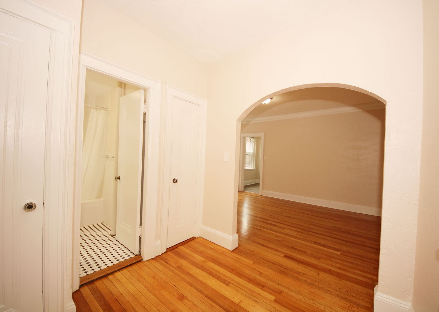 Nicely renovated studio in Cleveland Circle! – photo 2