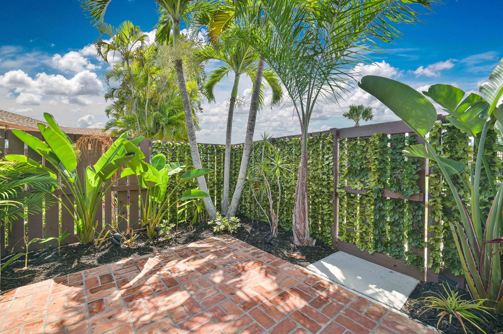 Now Available Cozy Furnished Villa In Royal Woods – photo 4