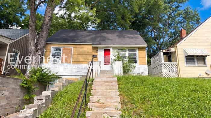 2833 Van Brunt Boulevard – photo 1