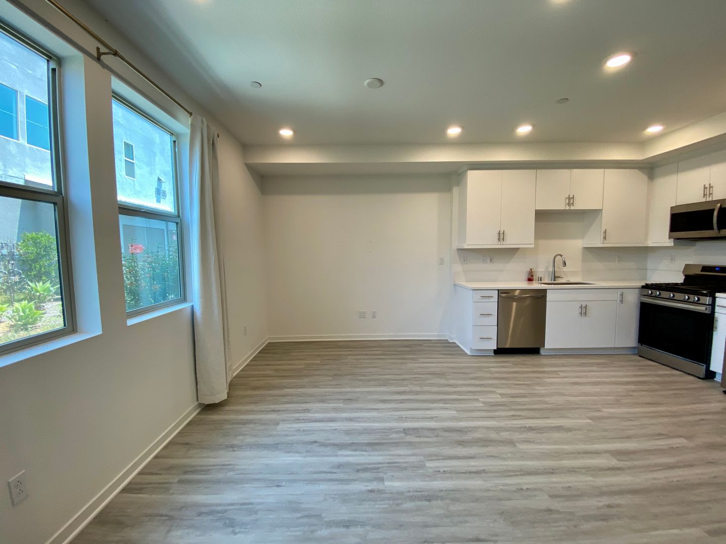 Modern 2 Story 1-Bedroom, 1.5-Bath Townhouse in Covina – photo 3