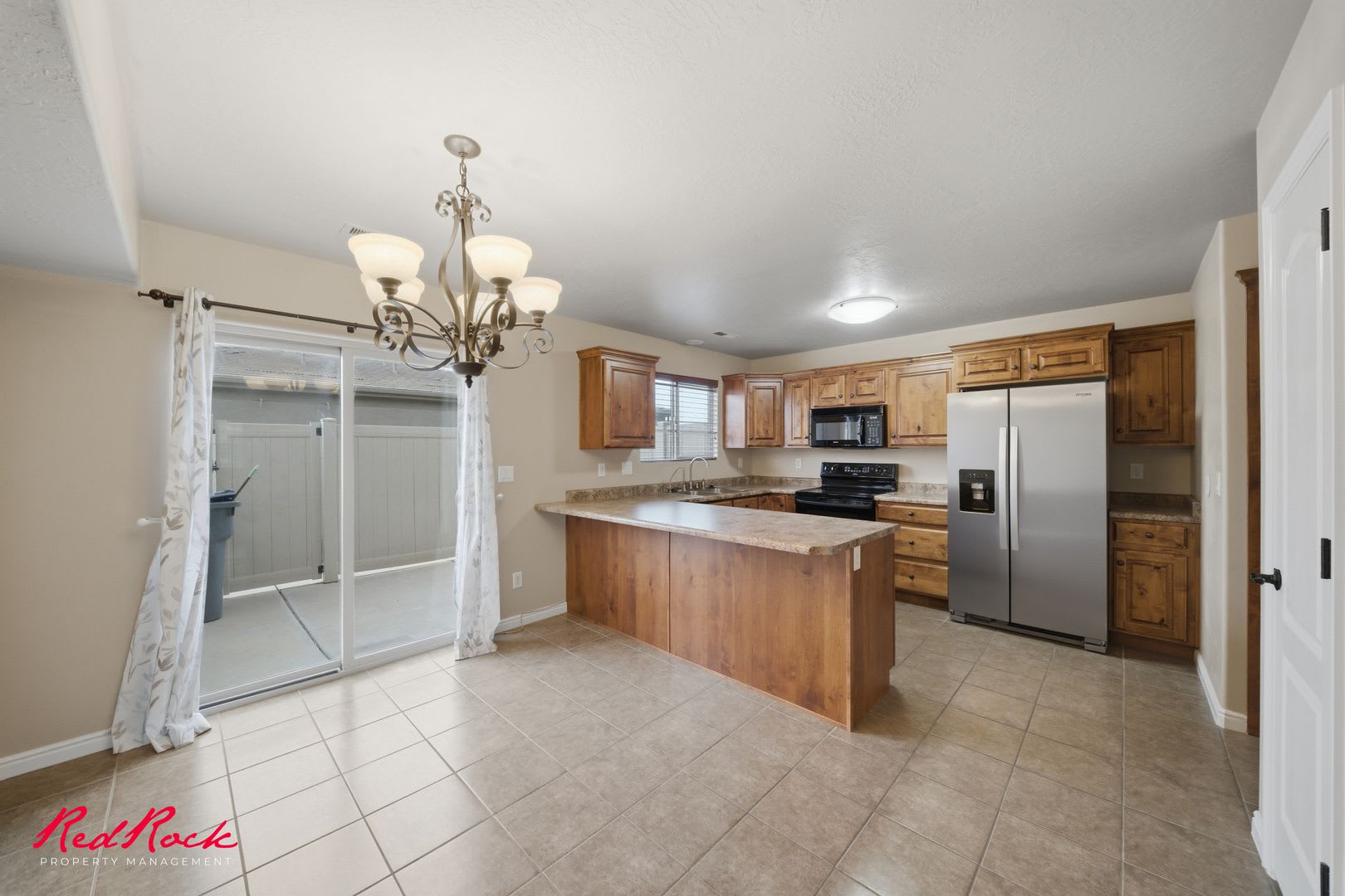 Inviting 3 Bedroom Townhome In Prime Location! – photo 5