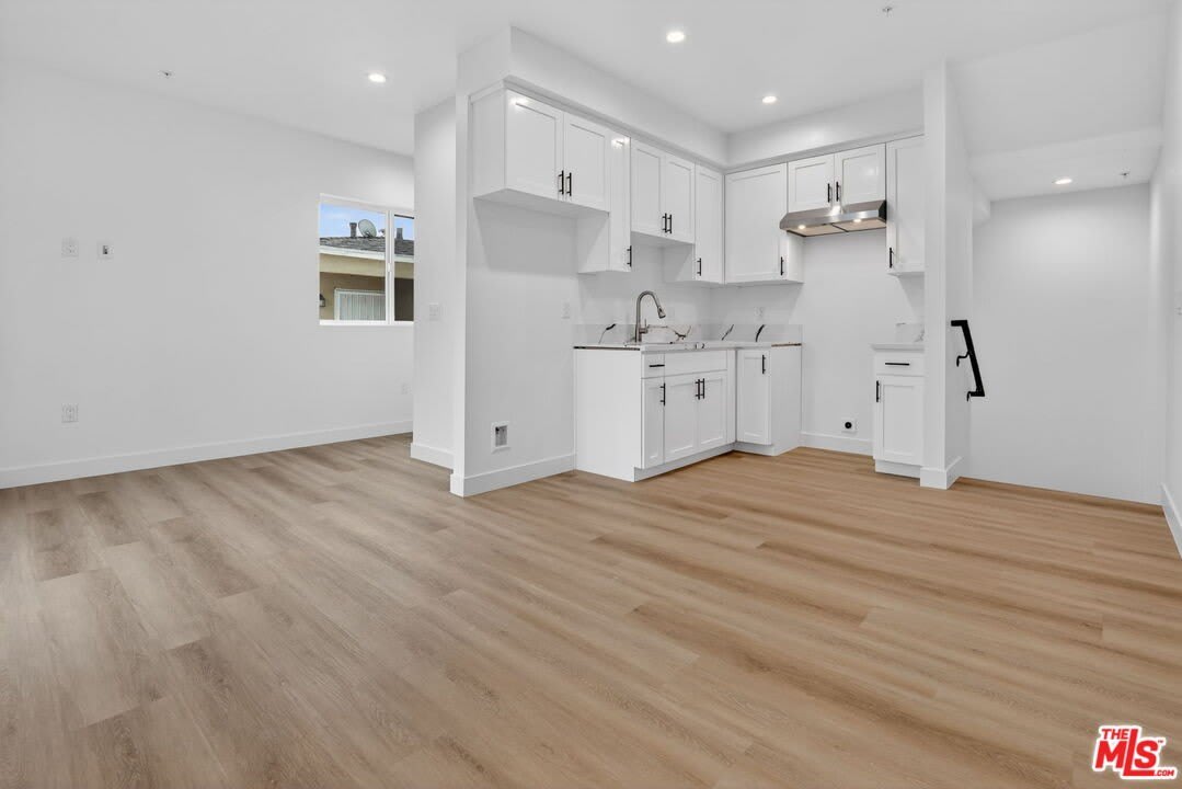 11446 Oxnard St – photo 5
