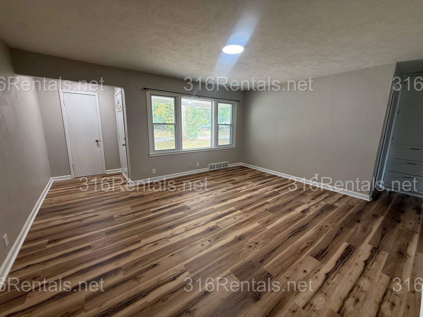 1345 4 Bedroom 1 Bathroom Beautiful Single Family Home – photo 3