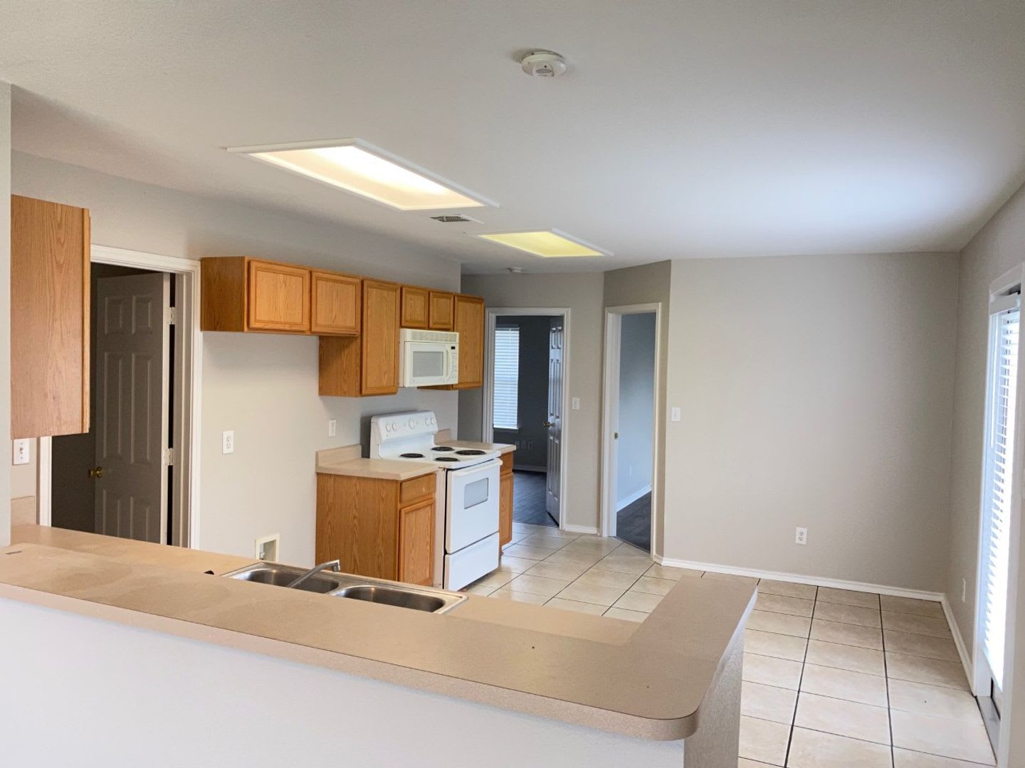 New Braunfels 3 Bedroom Single Story Duplex Available Now – photo 4