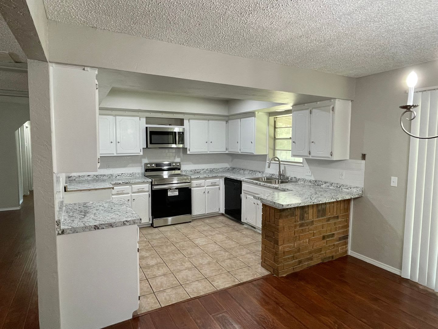 Updated 3 Bedroom 1.5 Bath Home!! – photo 4