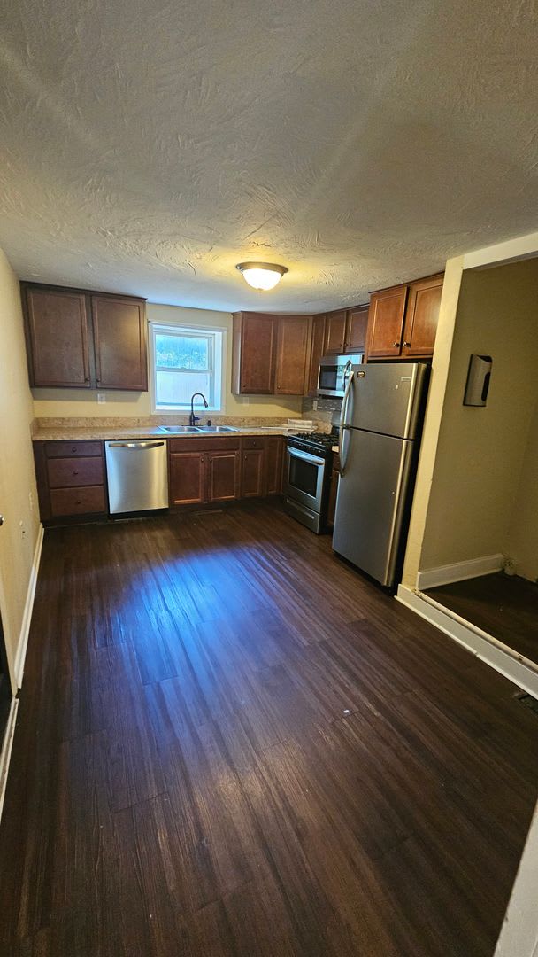 3 Bedroom Home with Fenced Yard & Central Air – photo 2