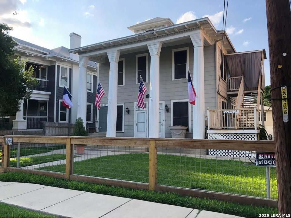 205 E Courtland – photo 1