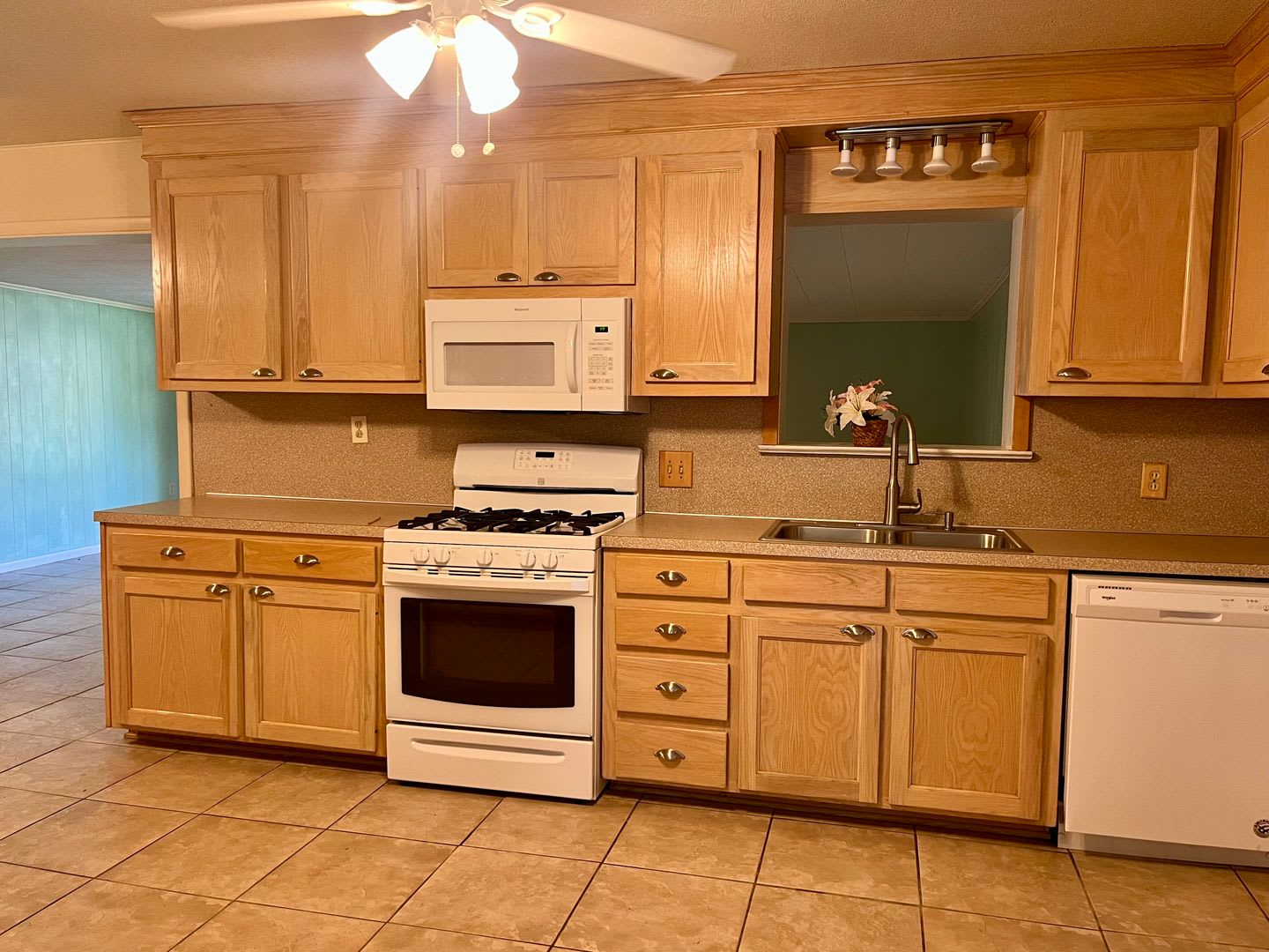 3 Bed 2 Bath Broadmoor Home With Bonus Room – photo 5
