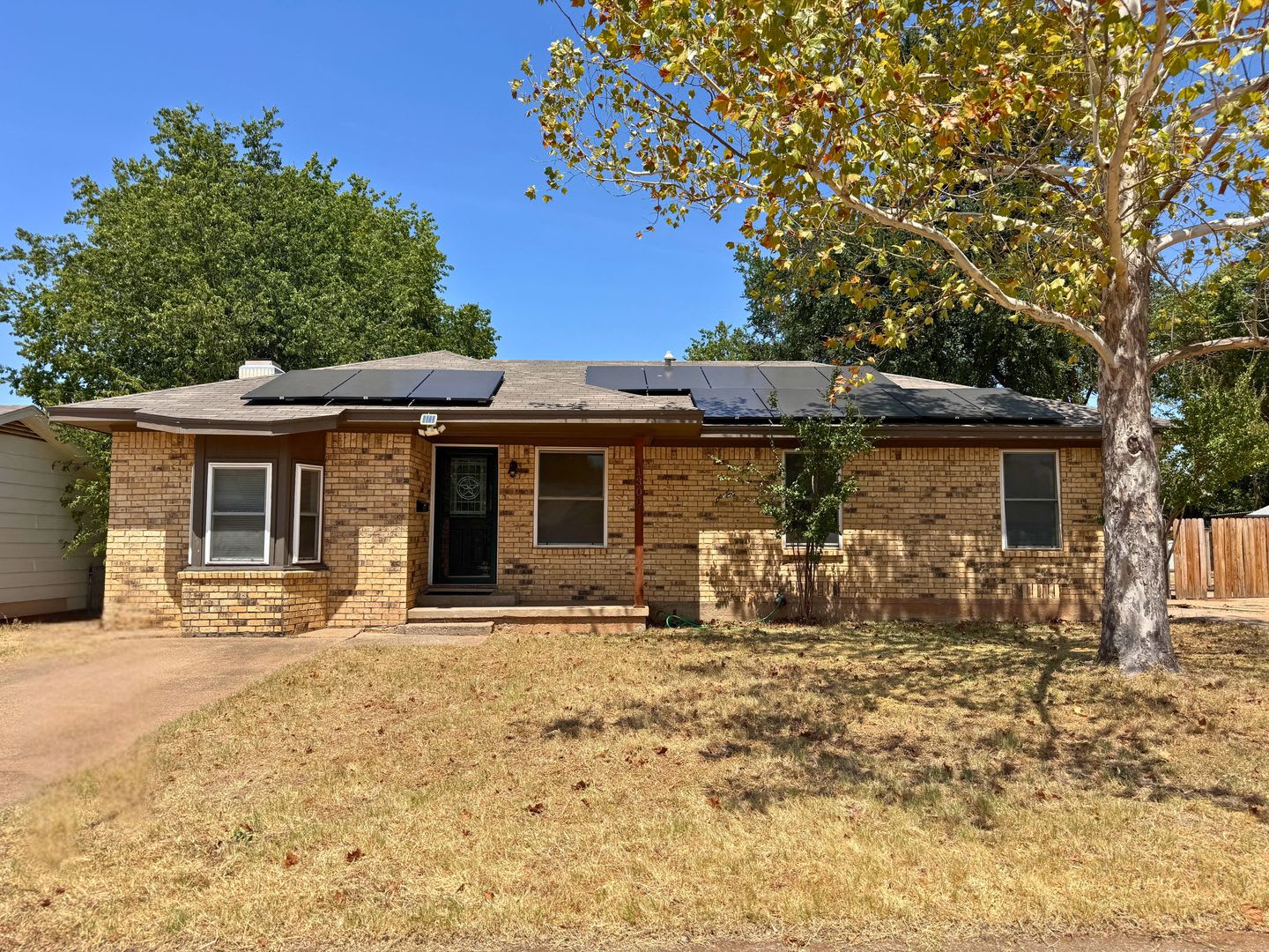 3 Bed 2 Bath Home In Ditto Heights With Solar Panels! – photo 1