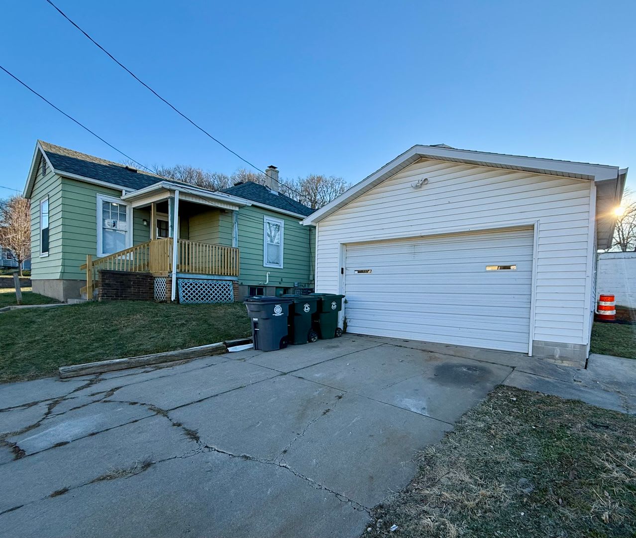 Charming 2 Bedroom Home with Garage on Corner Lot – photo 1