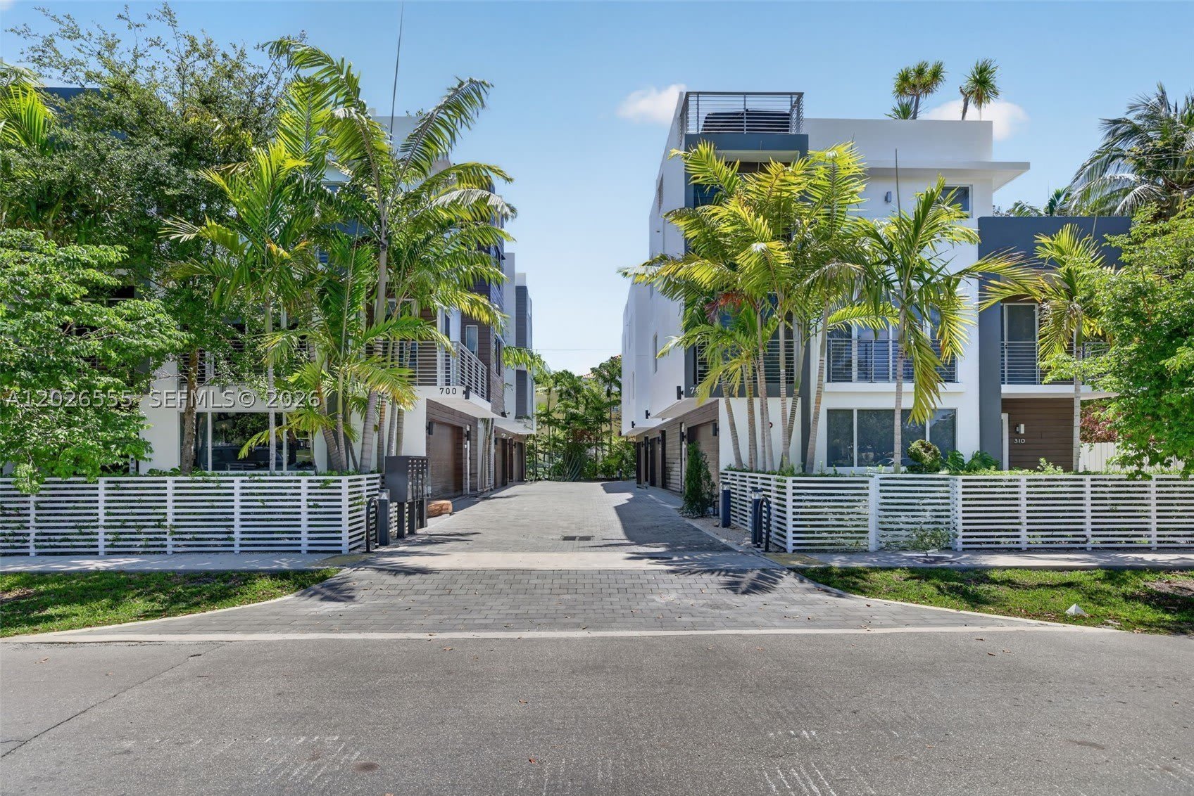 700 NE 14th Ave – photo 1