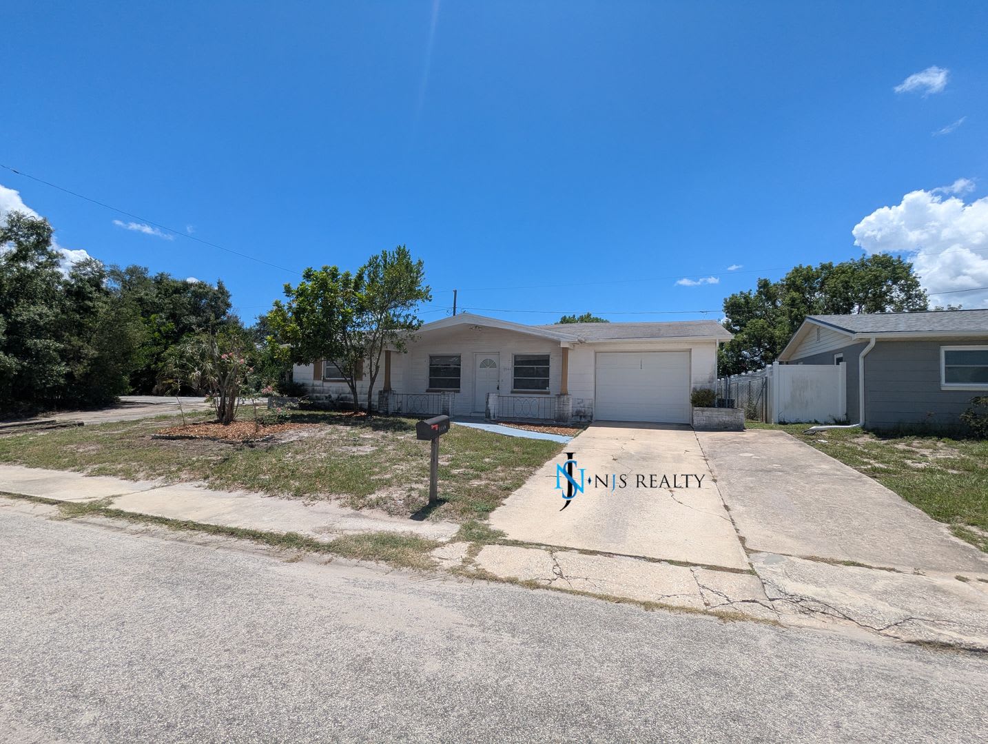 Reduced Must See 3 2 1 Over 1000Sf With Tile Laminate Floors Fresh Paint Fenced Yard And Large Living Room – photo 1