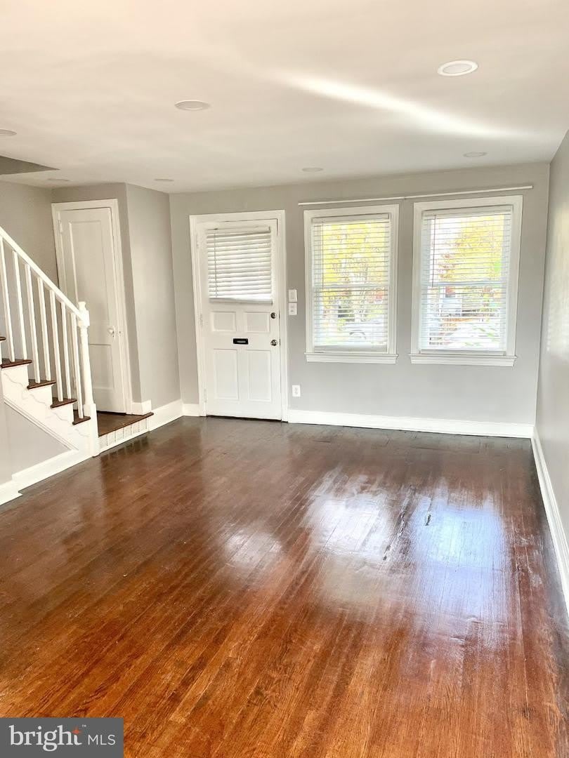 565 NELSON AVE E – photo 2