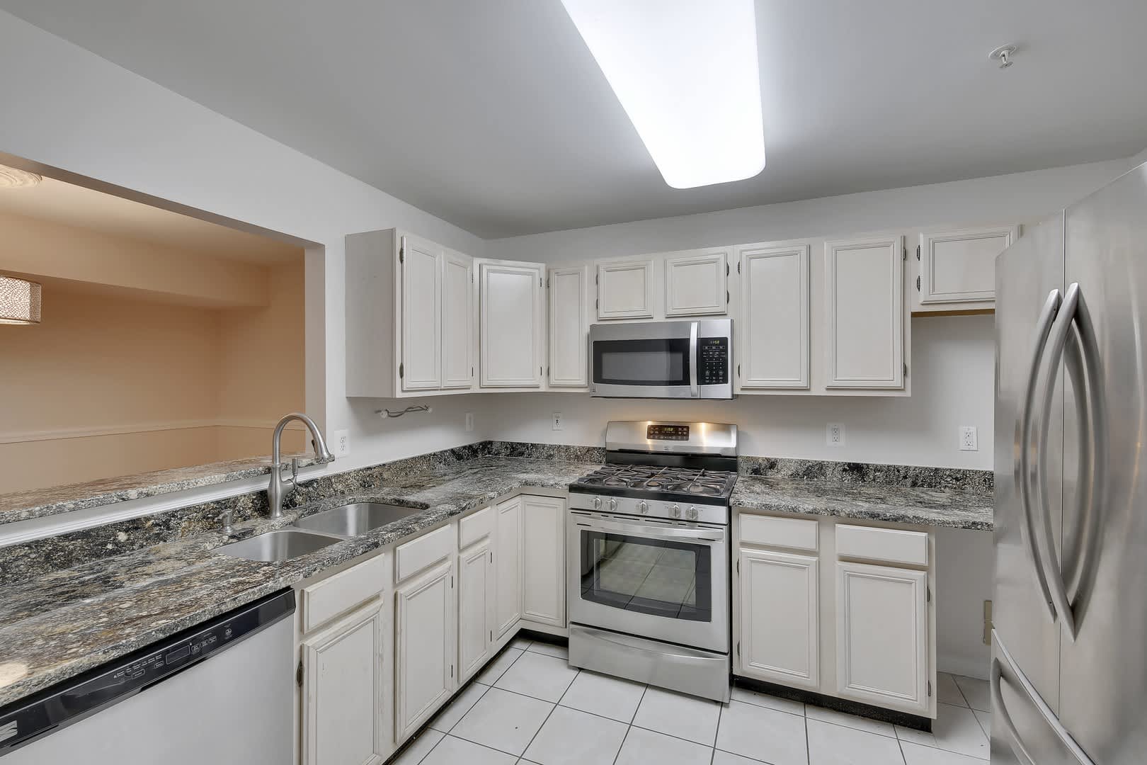 Top-Floor 3BD/3BA seconds to Downtown Crown! – photo 5