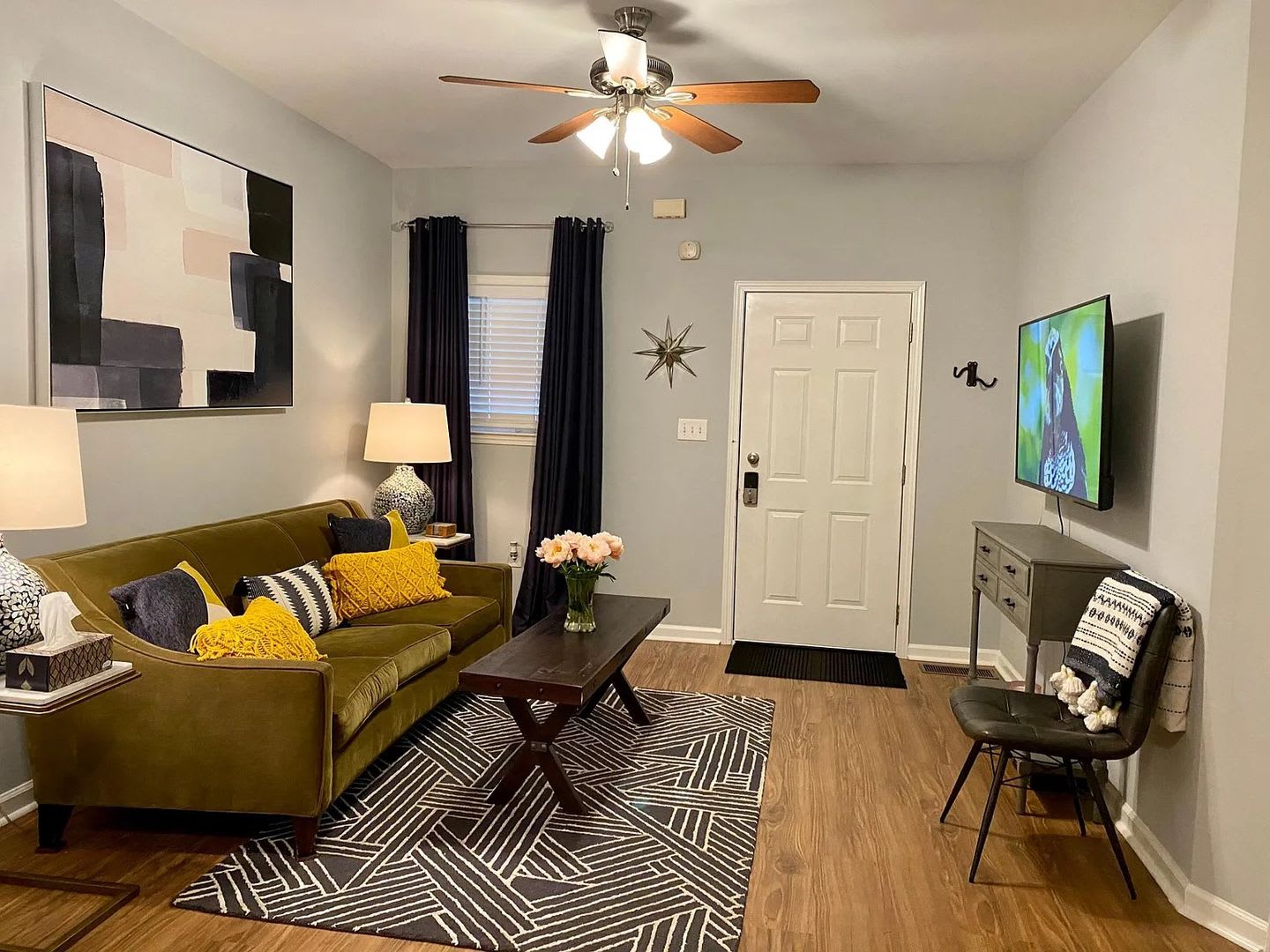 Room in 4 Bedroom Home at Jones Ave NW – photo 2