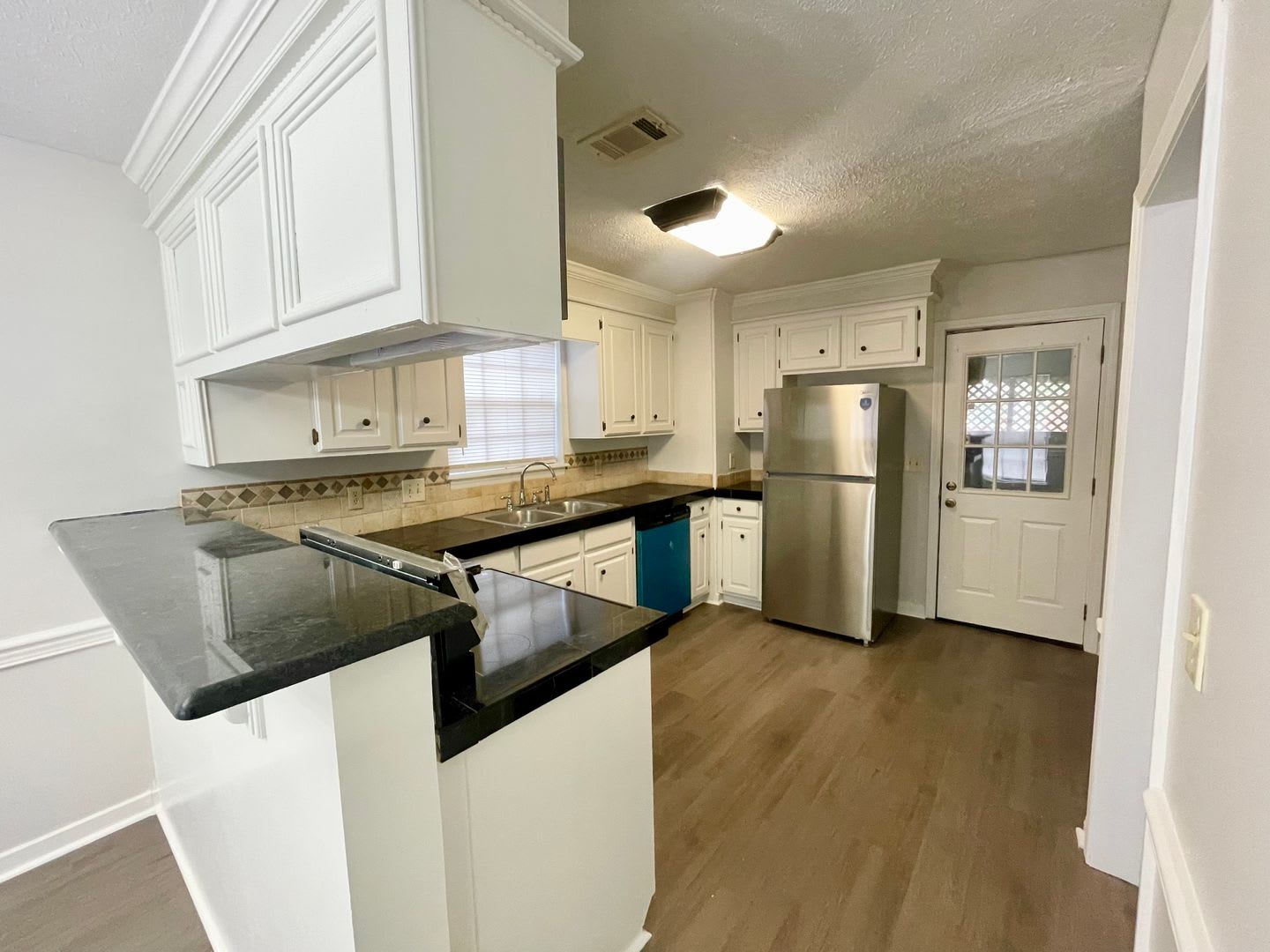 *MOVE IN SPECIAL* Charming 3 Bedroom Home in Brandon 047 – Great Location- Recently Renovated! – photo 4