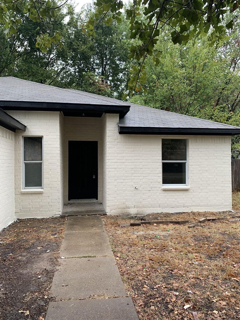 Gorgeously Updated 3 Bedroom 2 Bathroom Home with Garage! – photo 2