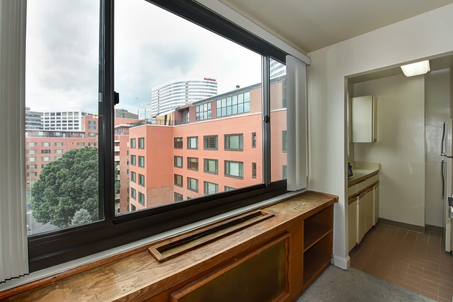 Spacious & Bright Studio at River Place East – photo 4