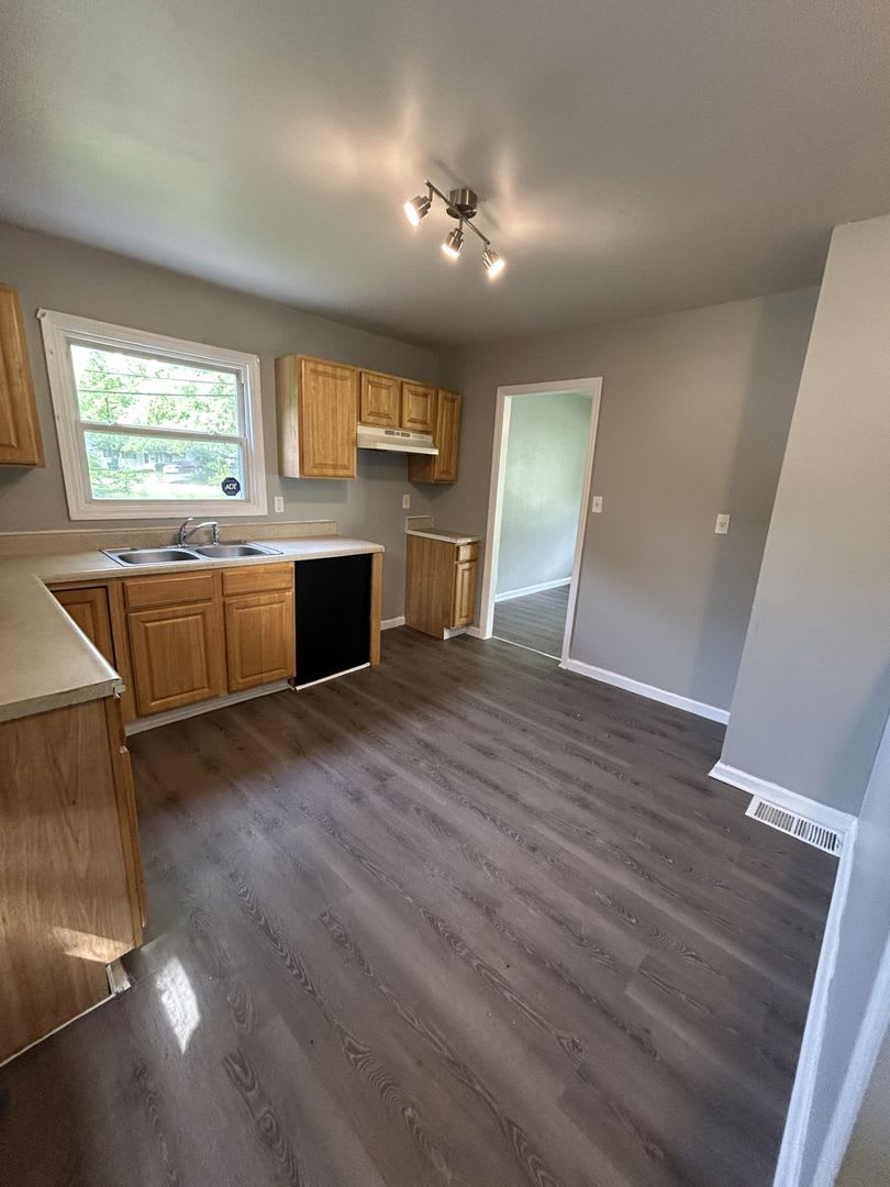 For Lease – photo 2