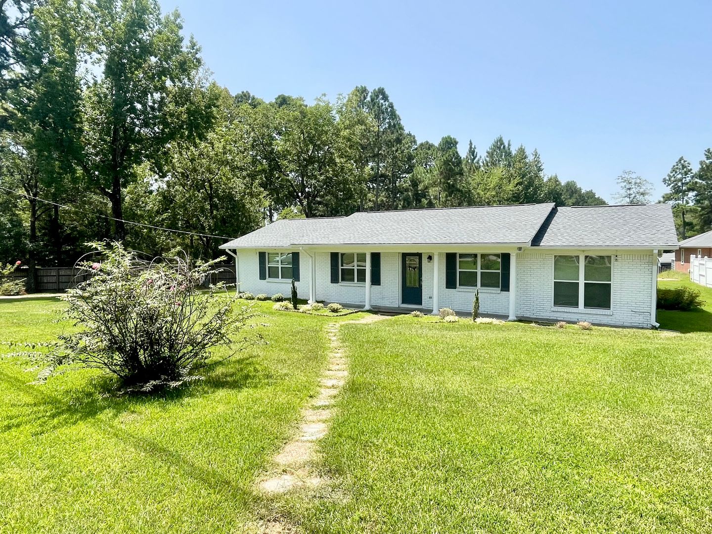 3 Bedroom/ 1.5 bath in Brandon 042! – photo 1