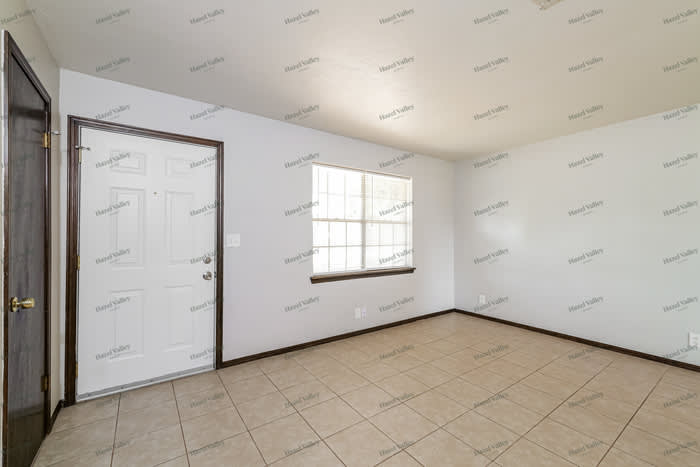 335 East Hillcrest Lane – photo 4
